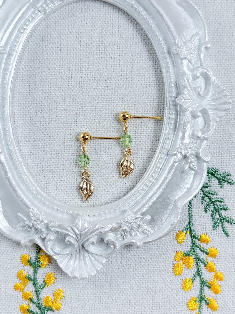 Small gold leaf-light green-small earrings - Earrings & Clip-ons - Precious Metals Green