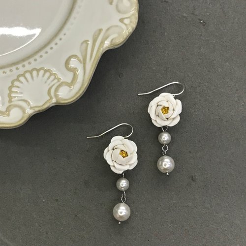 JK Collection 【客製化禮物】迷你皮革山茶花珍珠耳環│純銀耳鈎│鍍銀耳