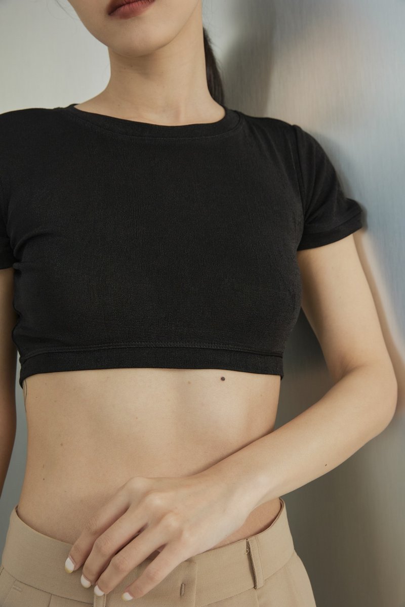 [Brand Original] Mila Delicate Glossy Elastic Gauze Micro-Sheer Short Top Black - เสื้อยืดผู้หญิง - ไฟเบอร์อื่นๆ สีดำ