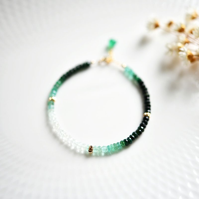 Stone small gradation emerald bracelet that symbolizes wisdom May birthstone - สร้อยข้อมือ - เครื่องเพชรพลอย สีเขียว