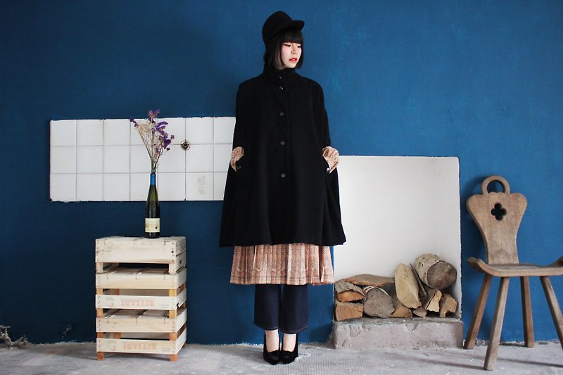 Made in Bulgaria (Vintage European vintage) Italy brought back black wool cloak coat - Women's Casual & Functional Jackets - Wool Black