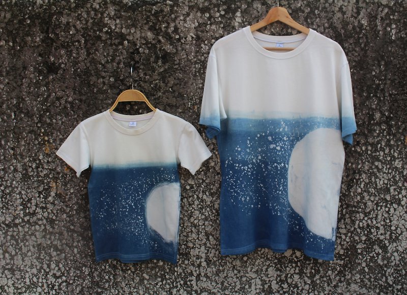 Free dyeing isvara handmade blue dyed batik cotton T-shirt Universe series four-dimensional stars/parent-child wear/family happy wear/children's wear - เสื้อฮู้ด - ผ้าฝ้าย/ผ้าลินิน สีน้ำเงิน