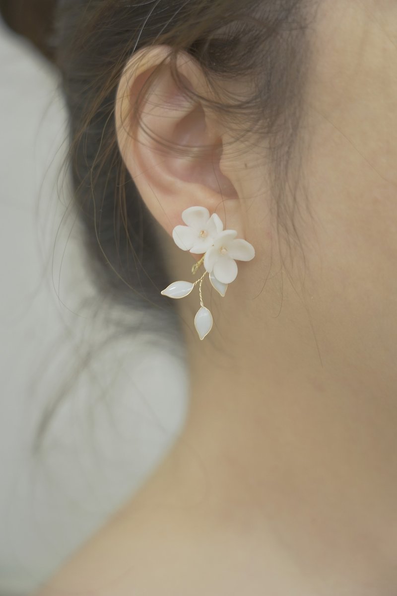 手作丁香耳耳環 可改耳夾 手捏丁香花 獨特設計 原創 - 耳環/耳夾 - 樹脂 白色