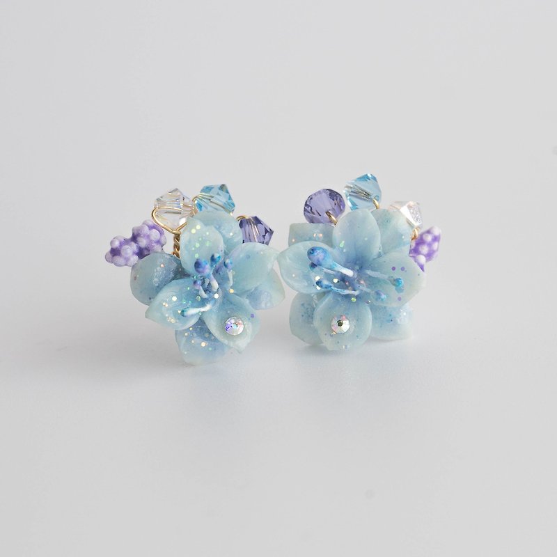 Petal Earrings/Sky Blue/Japanese Floral Resin Clay Handmade Earrings - ต่างหู - พืช/ดอกไม้ สีน้ำเงิน