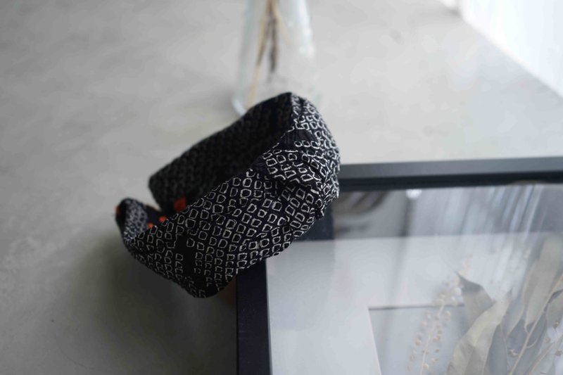 Kimono-made handmade hairband-Japanese traditional pattern geometric deer pattern-black and white-twisted style - Headbands - Silk Black