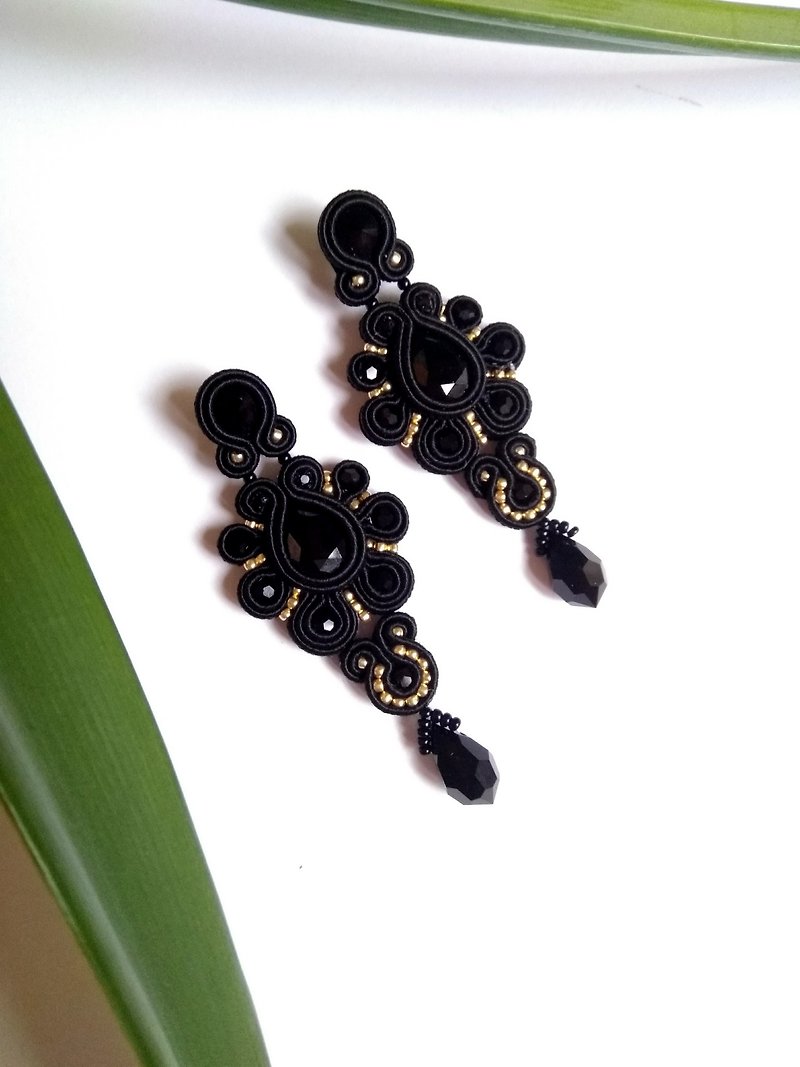 Earrings Long drop beaded earrings with Swarovski stones Christmas Gift Wrapping - ต่างหู - วัสดุอื่นๆ สีดำ