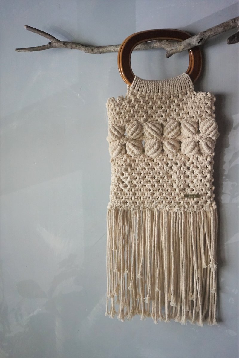 Hand-knitted Bohemian handbag / three-dimensional shell pattern and return to the original breath - กระเป๋าถือ - ผ้าฝ้าย/ผ้าลินิน ขาว