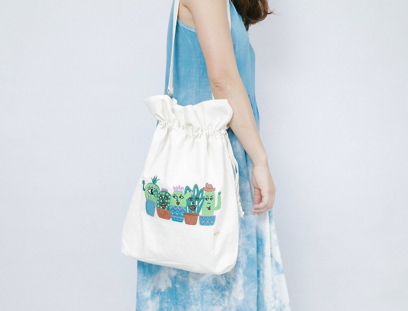Cotton Canvas Denim Embroidery Tote bag - Forever Friends - กระเป๋าแมสเซนเจอร์ - งานปัก สีน้ำเงิน