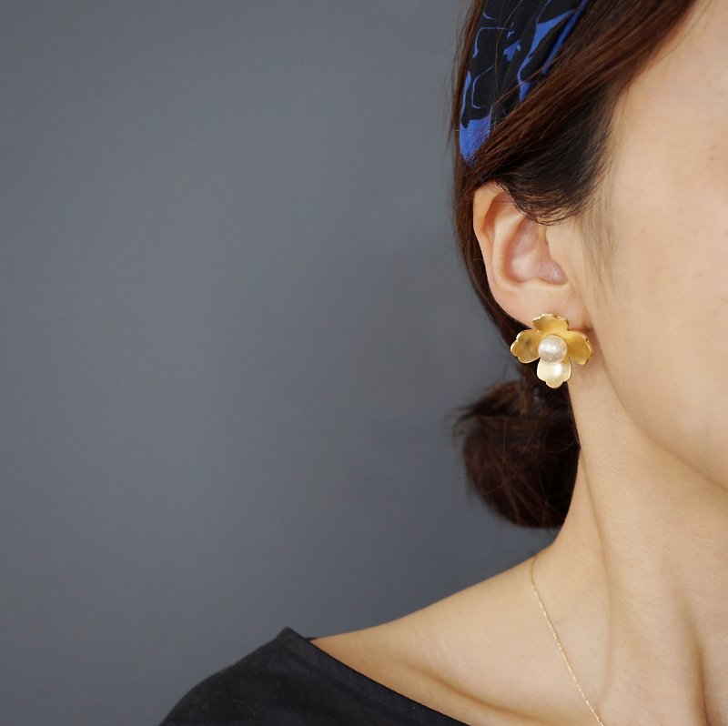 Large flower Earrings - 耳環/耳夾 - 其他金屬 金色