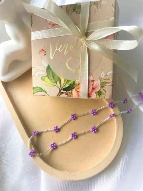 Purple seed bead daisy chain flower necklace with gold clasp. 設計館