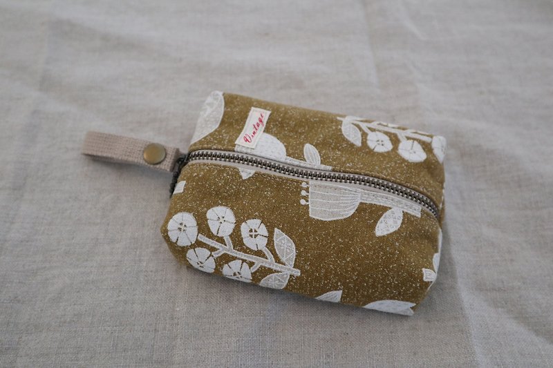 面紙小包 (土黃花朵) - 化妝袋/收納袋 - 棉．麻 咖啡色