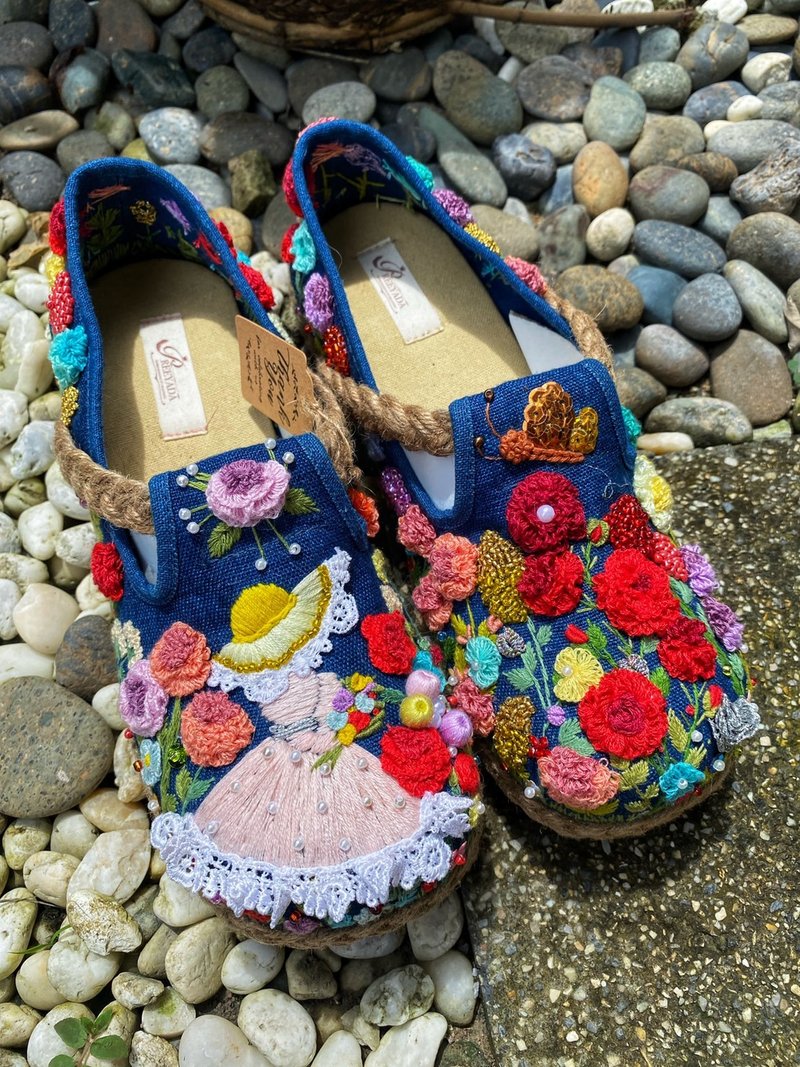 All hand embroidered shoes with a braided shape. - 高跟鞋/跟鞋 - 繡線 