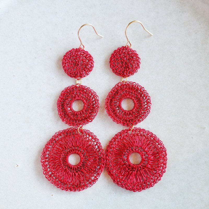 Delicate wire triple circular motif earrings in Christmas limited edition colors - ต่างหู - โลหะ สีแดง