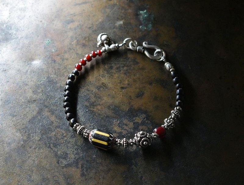 Yellow jacket and blood red white hearts, multicolored Silver beads, jet black beads, old Indian Silver charm bracelet - สร้อยข้อมือ - แก้ว สีดำ