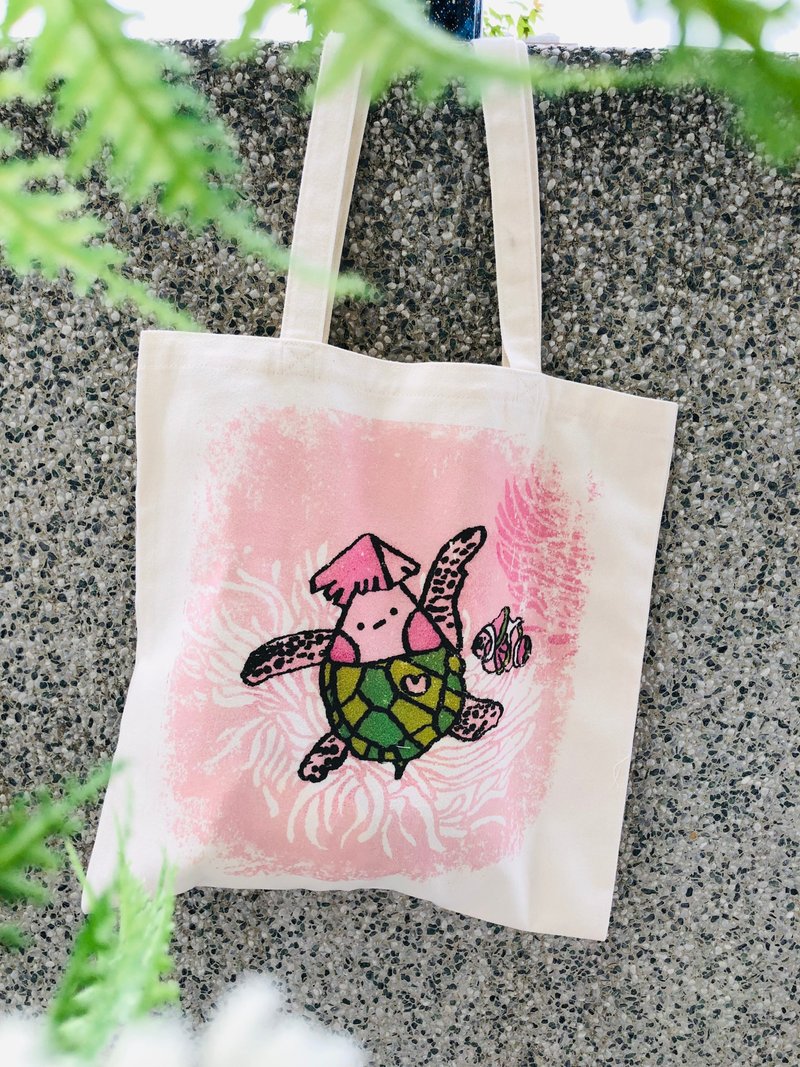 Small volume turtle clown fish coral original illustration - tote bag cotton bag - กระเป๋าถือ - วัสดุอื่นๆ สีกากี