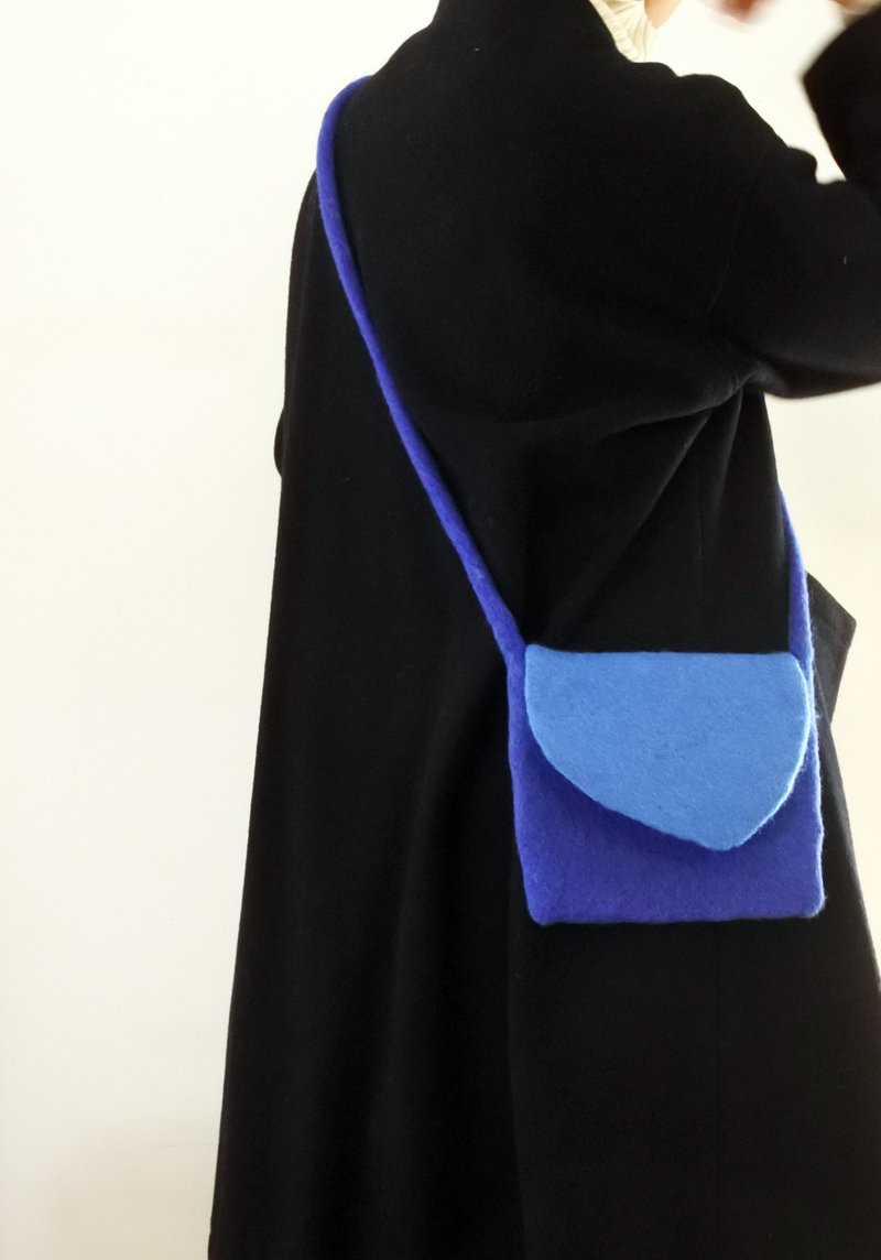 Felt bag, crossbody, envelope design - กระเป๋าแมสเซนเจอร์ - ขนแกะ สีน้ำเงิน