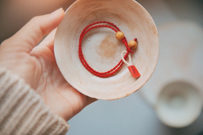 Yuelao incense blessing Peruvian sacred wood blessing Wax thread braided bracelet I Rouge - สร้อยข้อมือ - ไม้ สีแดง