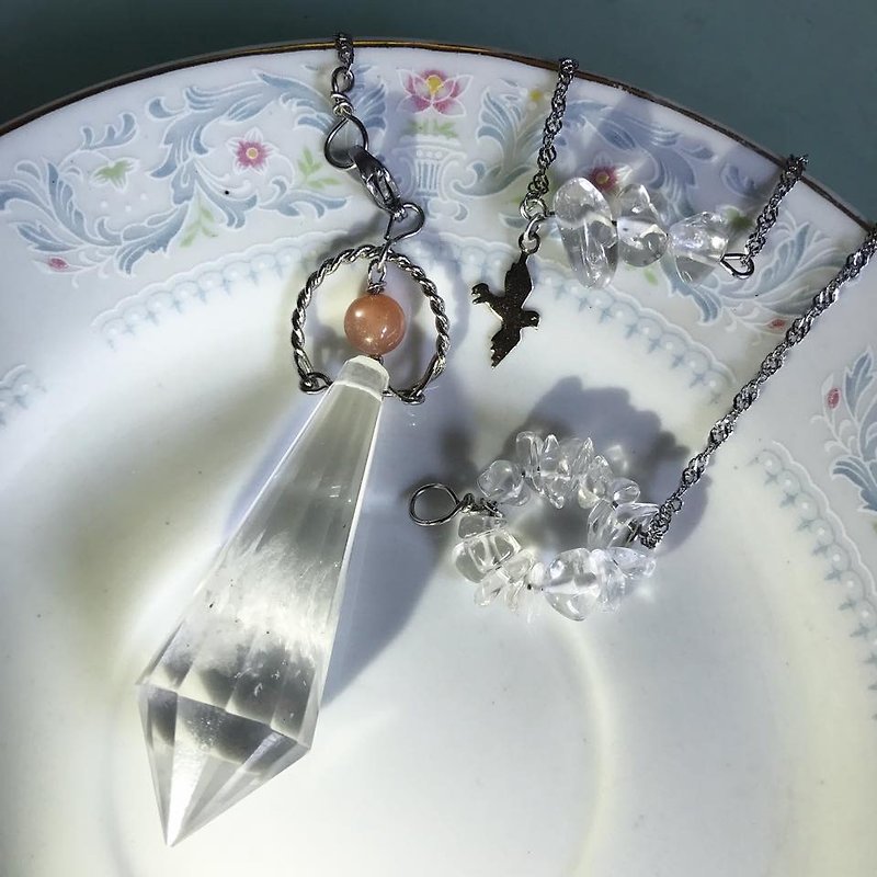 【Lost And Find】Natural bird on sky clear quartz pendulum necklace - สร้อยคอ - เครื่องเพชรพลอย สีใส