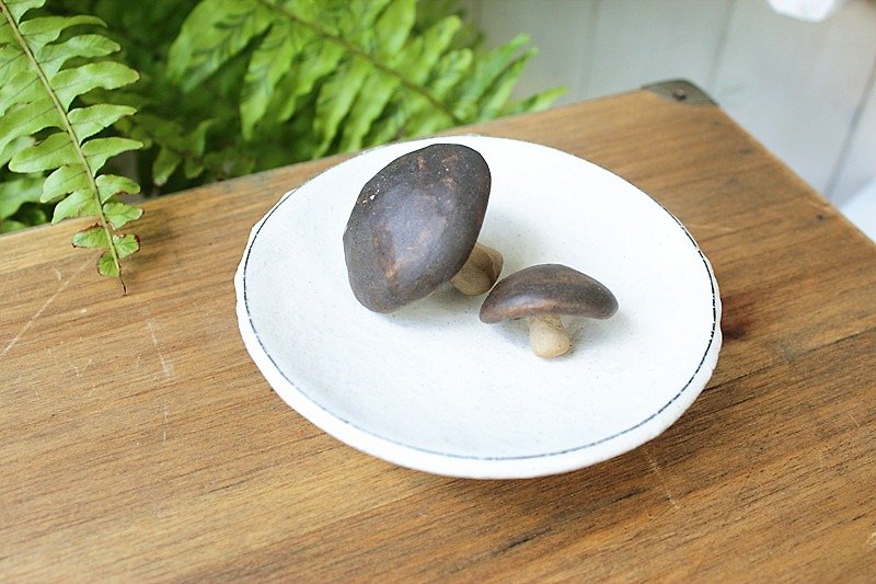 【Good day fetus】 day mixed zakka hand pottery small plate - Small Plates & Saucers - Paper Khaki