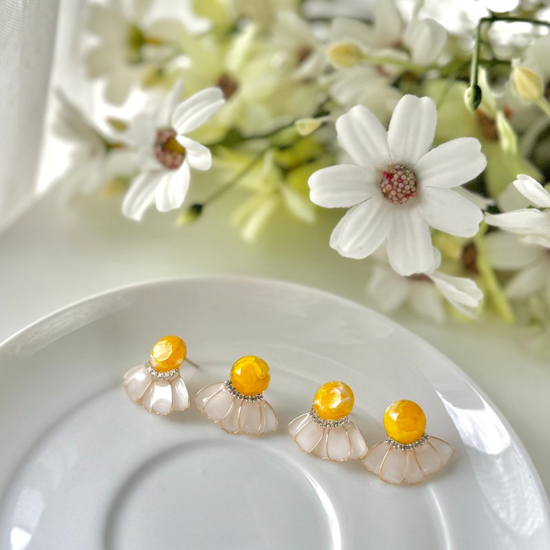 daisy earrings - Earrings & Clip-ons - Resin White