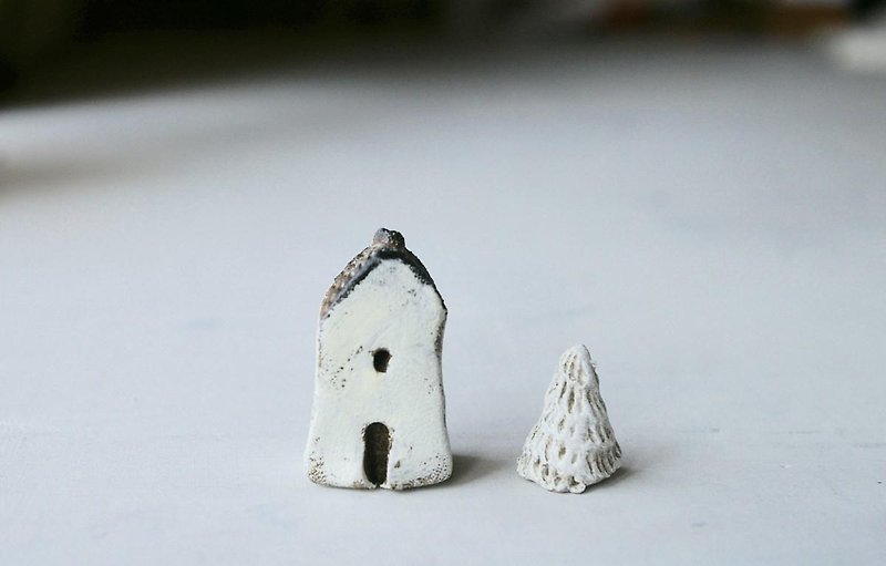 その他の素材 その他 ホワイト - 茶屋根の煙突の小さな家（もみの木付き）