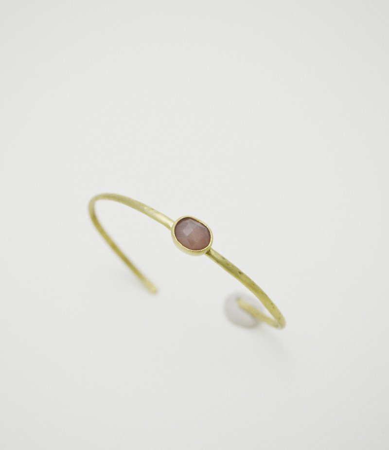 Simple small stone-Peach Moonstone‧Brass Bangle - สร้อยข้อมือ - ทองแดงทองเหลือง สีทอง