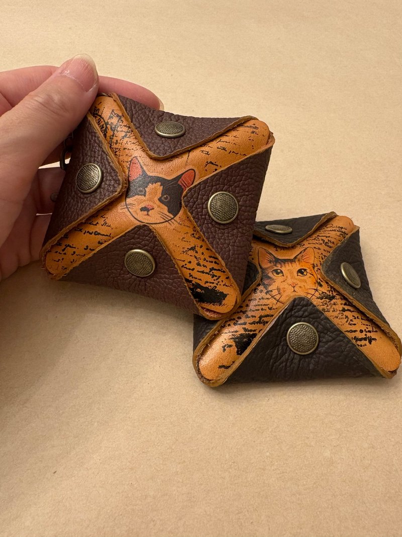 皮革拼貼零錢包 貓狗 鈕扣 聖誕 交換禮物 蝶古巴特 紙藝拼貼 - 鑰匙圈/鑰匙包 - 真皮 咖啡色