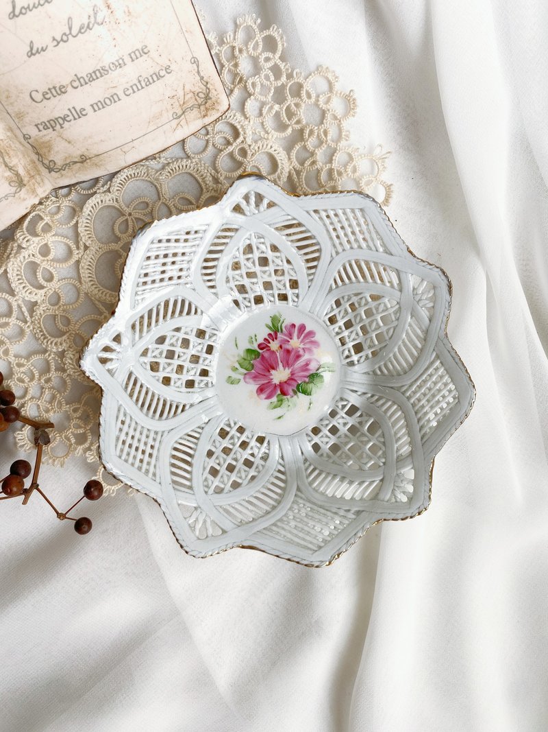 [Good Day Fetish] East Germany brought back exquisite handmade porcelain, gold-rimmed lace plate, lace bowl and lace basket - กล่องเก็บของ - เครื่องลายคราม ขาว