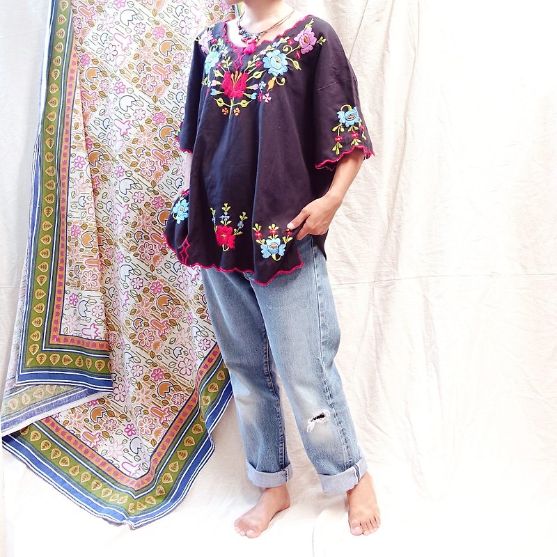 *BajuTua/ Vintage/70's Mexican Flower Embroidered Top - เสื้อผู้หญิง - ผ้าฝ้าย/ผ้าลินิน สีดำ