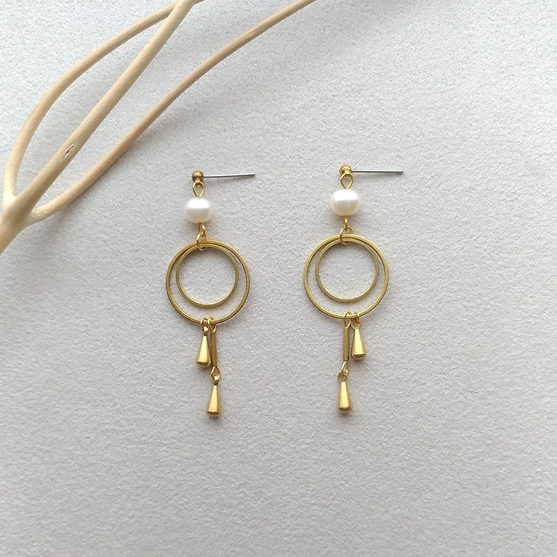 e088 Meet - Bronze pearl earrings - Earrings & Clip-ons - Copper & Brass White