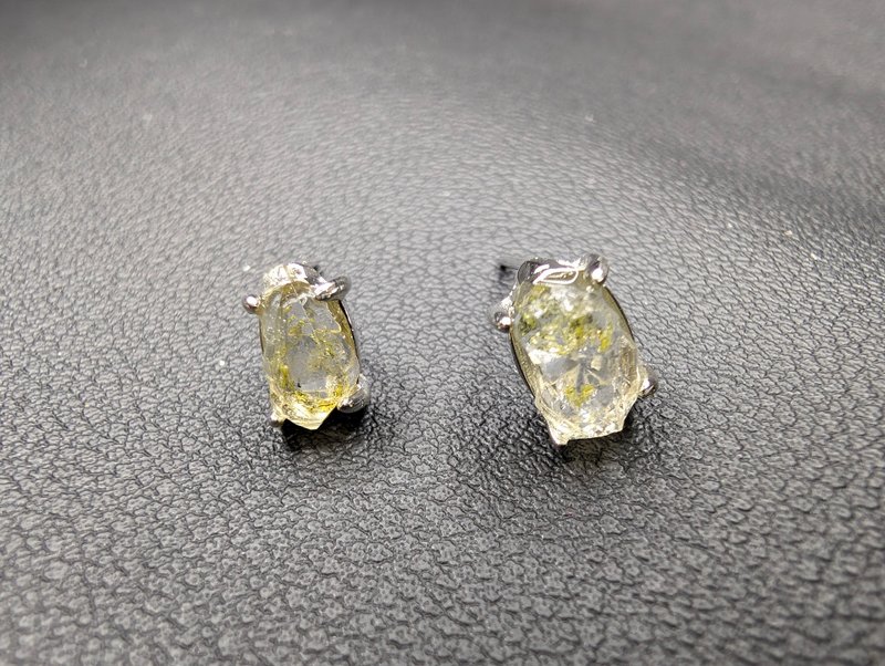【訂製品】油膽閃靈鑽原石 四爪 耳釘 耳針 天然水晶 耳環 925銀 - 耳環/耳夾/耳骨夾 - 水晶 