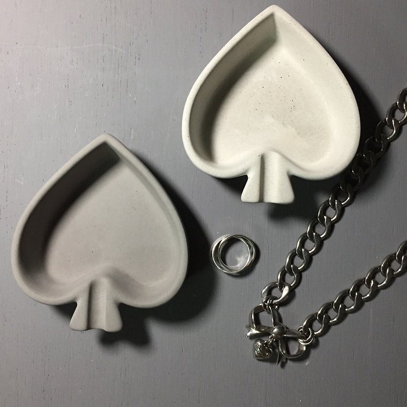 Fair face Concrete ashtray accessory holder in Playing card in Spade shape - กล่องเก็บของ - ปูน สีเทา