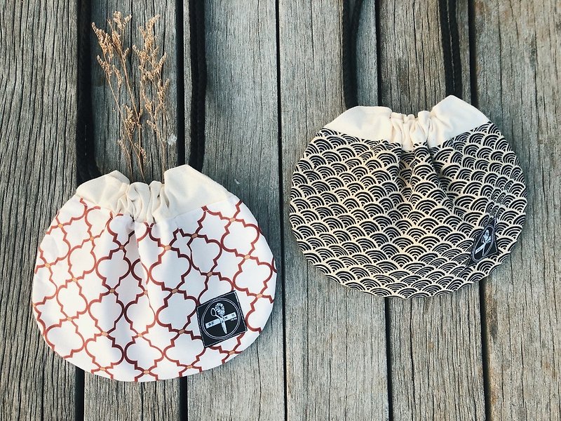 Buns / old window with waves - Messenger Bags & Sling Bags - Cotton & Hemp Multicolor