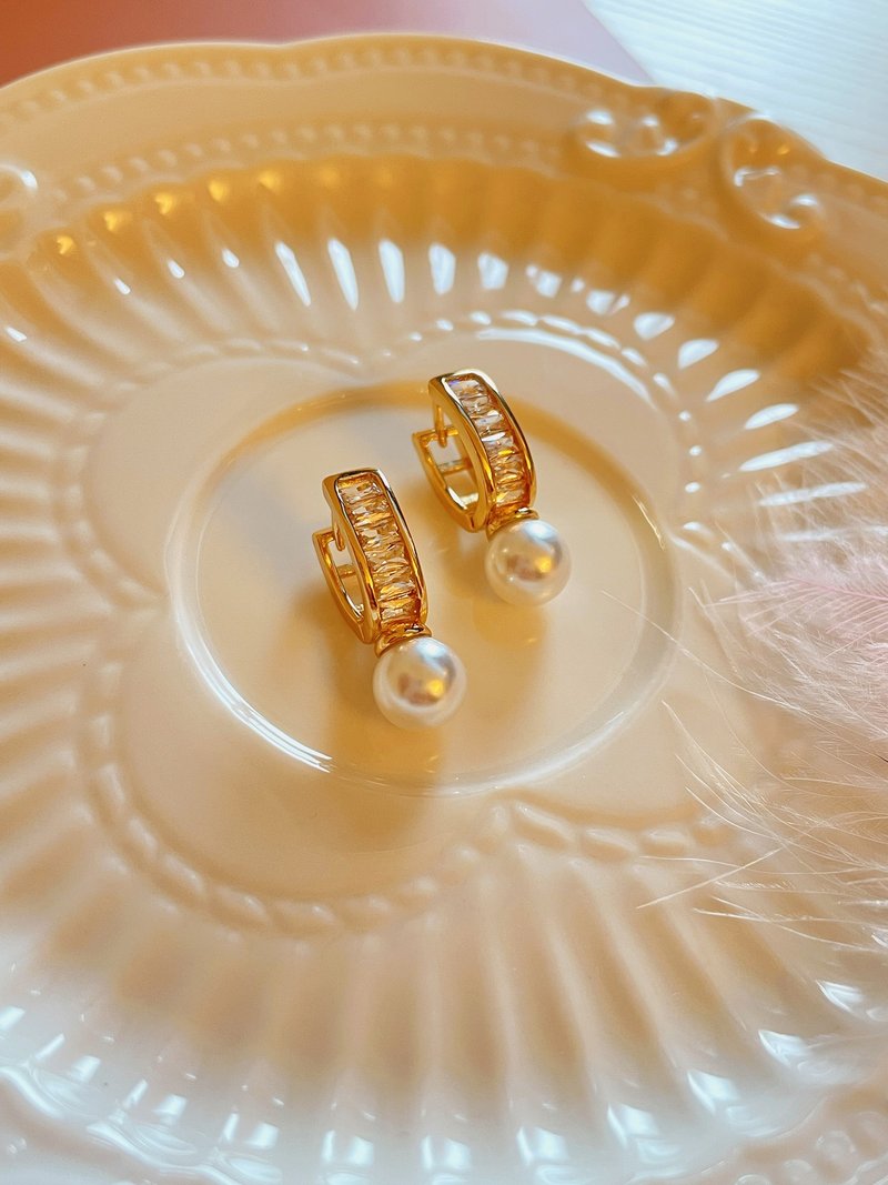 Bronze Plated 18K Gold Noble Luxury Pearl Jewelry Pearl Earrings - ต่างหู - ทองแดงทองเหลือง สีทอง