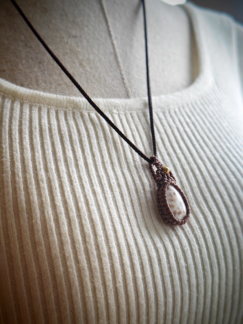 Pink sea Stone macrame neck rope | unique | hand-woven - สร้อยคอ - คริสตัล 