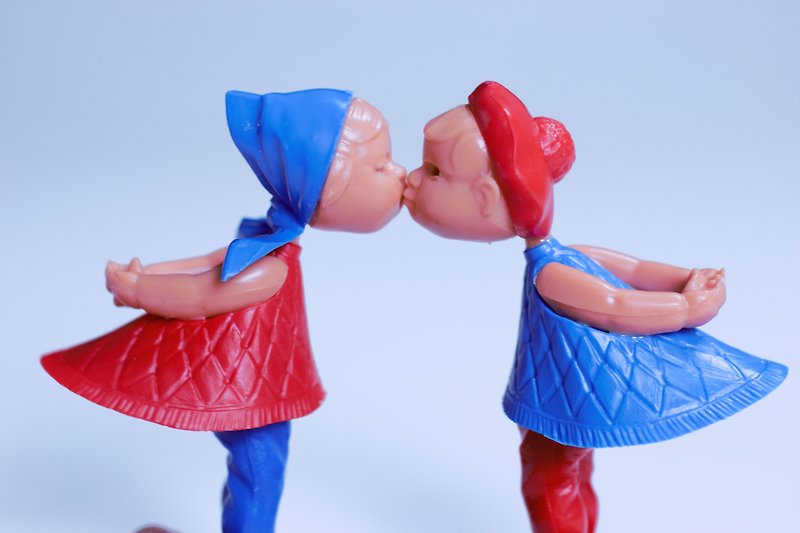 Fun Magnetic Ornaments - Classic Kiss Couple - Stuffed Dolls & Figurines - Plastic Red