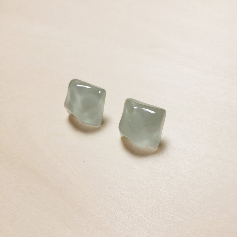 淺綠水波耳環 - 耳環/耳夾 - 樹脂 綠色