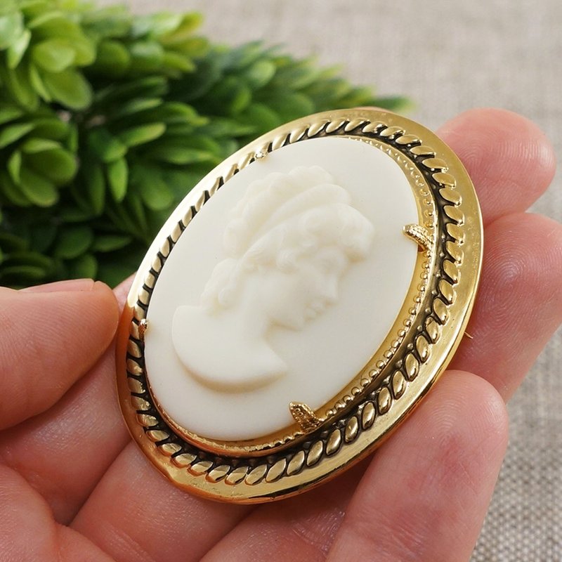 White Lady Cameo Brooch Ivory Vintage Glass Girl Cameo Gold Brooch Pin Jewelry - 胸針 - 玻璃 白色