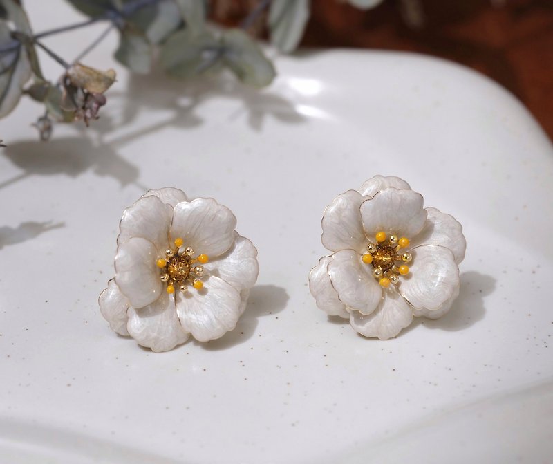Elegant Camellia Rhinestone Earrings - Textured Pearl White - ต่างหู - วัสดุอื่นๆ ขาว