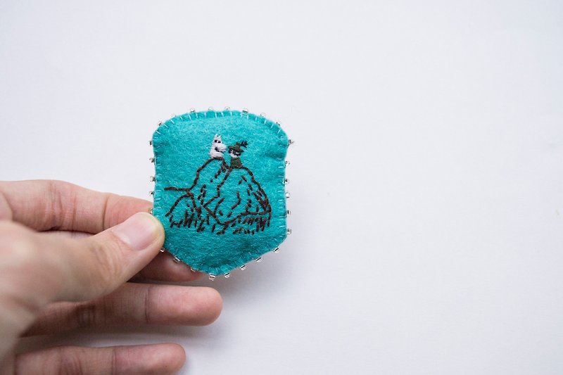 Moomin hand-embroidered brooch - 心口針/胸針 - 聚酯纖維 藍色