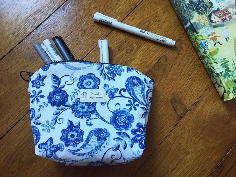 Floral cloth zipper storage bag/pen bag/ sundries bag (blue porcelain) - กระเป๋าเครื่องสำอาง - ผ้าฝ้าย/ผ้าลินิน 