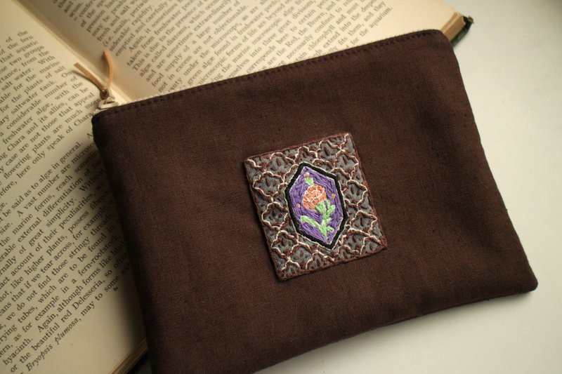 中 萬用拉鍊包 手工刺繡鉛筆袋 / 花磚 - 化妝包/收納袋 - 棉．麻 咖啡色
