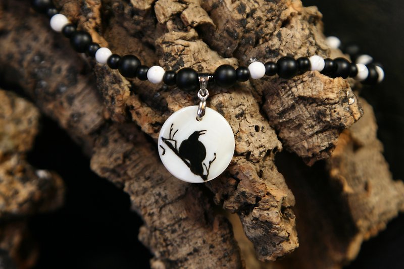 Raven or crow necklace with love rune on the other side. Nacre pearl pendant - สร้อยคอ - ไข่มุก สีดำ