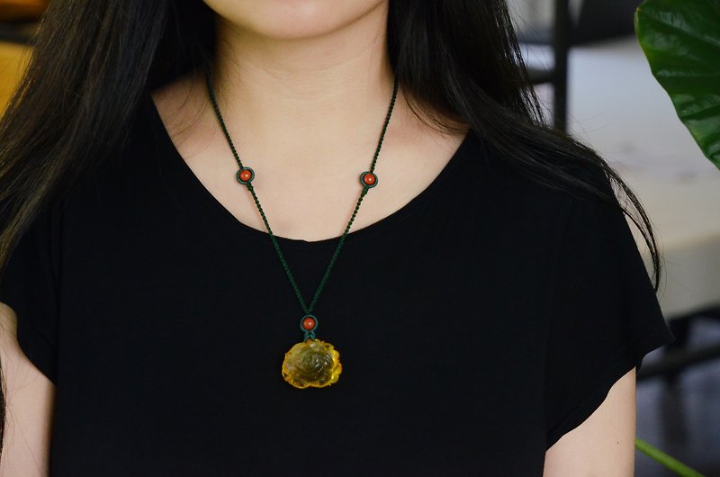 [Flower Good Moon] Amber Amber Carved Peony Romantic Vintage Necklace - สร้อยคอ - เครื่องเพชรพลอย สีเหลือง