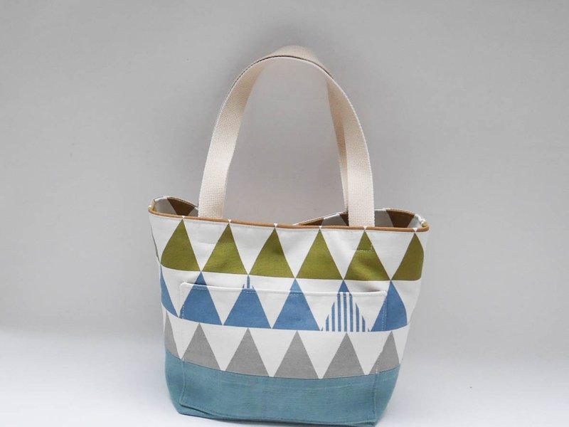 Tote Bag-Nordic Triangle - กระเป๋าถือ - ผ้าฝ้าย/ผ้าลินิน 