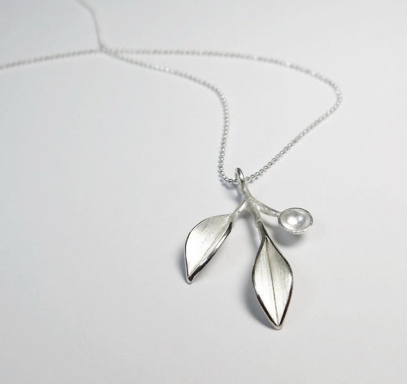 Nature-Two Leaves With A Small Dot Silver Necklace / handmade - สร้อยคอ - เงินแท้ สีเงิน
