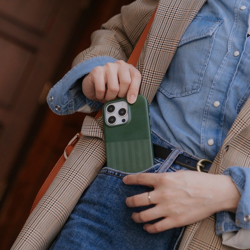 Herring Leather Magnetic Case – Forest Green (iPhone 16 Pro/Max/Pro Max) - เคส/ซองมือถือ - หนังแท้ สีเขียว