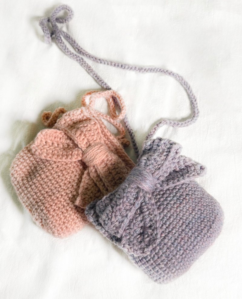 【可客制】 粗羊毛線編織大蝴蝶結斜背包 編織包 小手袋 - 側背包/斜背包 - 羊毛 多色