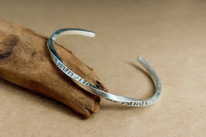直木紋鍛敲扭轉手環/純銀手環/情侶手環/手作金工/客製化商品 - 手鍊/手環 - 純銀 