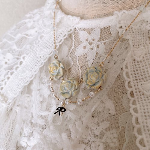bonbon-joli 薔薇と水晶のネックレス(薔薇3つ)